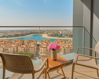 The House Hotel Al Khiran - Al Khiran - Balcón