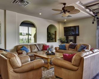 La Casa Cottage Resort - Fintry - Living room