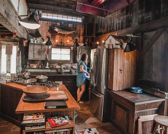 Enjoy this authentic and cozy VT Barn with Brand New Hot Tub - Londonderry - Kitchen