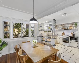 Beachside 3-Bed family Home with Parking & Veranda - Scarborough