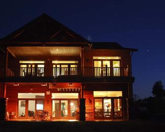 Luxurious Stay Spa Retreat - Private Hot+Cold Tubs, Steam Suite, Spa Services - Mauston - Edificio