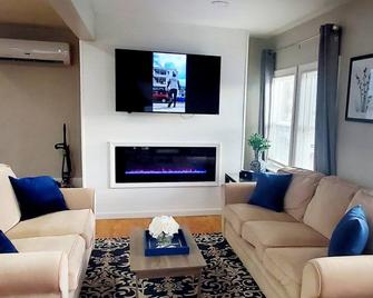 Newly renovated ocean view home 2 min to beach close to Boston - Weymouth - Living room