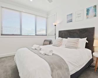 Sea & Sun Beach House - Toukley - Schlafzimmer