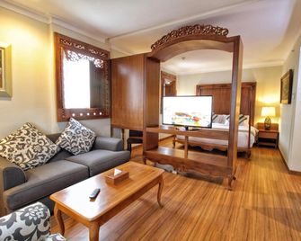 أزيزا سولو - سوراكارتا - غرفة معيشة