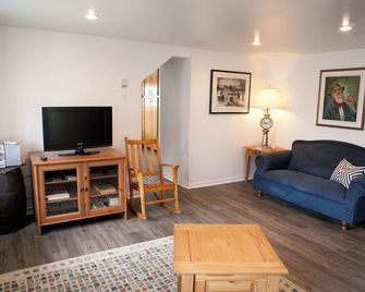 Magnificent cottage on Île d'Orléans - Saint-Laurent-de-L'île-d'Orléans - Living room