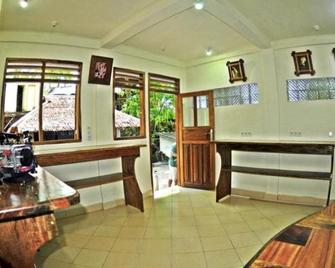 Bunaken Divers Sea Breeze Resort - Siladen - Front desk