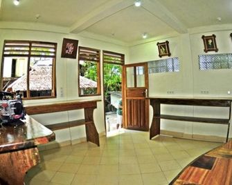 Bunaken Divers Sea Breeze Resort - Siladen - דלפק קבלה