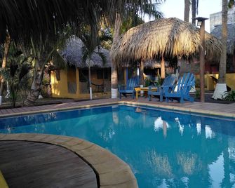 Hotel Pez de Oro - Monterrico - Piscina
