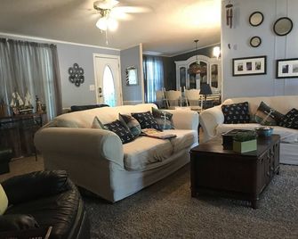 Livin the Dream on Cedar Creek Lake - 4 bedroom - Mabank - Living room