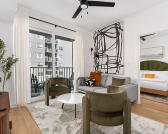 Lodgeur | Fresh 2BR w/ balcony | Energy Corridor - Houston - Living room
