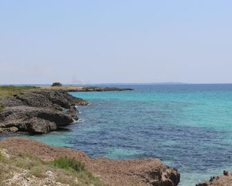 Villa by the sea and with a fantastic green garden! - Torre Lapillo - Chambre