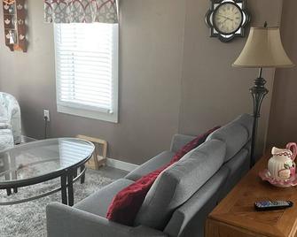 Single bedroom upstairs apartment close to Hillsdale College - Jonesville - Living room