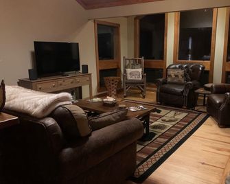 River Front Retreat Perfect For Families, Couples, Getaways. - Ellijay - Sala de estar