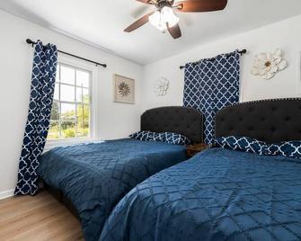 North of Gastonia Cute Cottage w/ Comfort & Style - Dallas - Bedroom