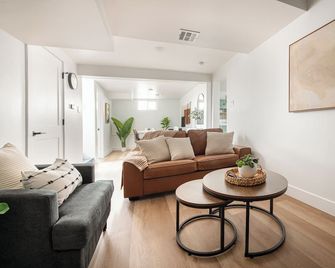 Cute Basement Apt Newly Remodeled 2 Br Walk to Shakespeare Fest And Suu - Cedar City - Living room