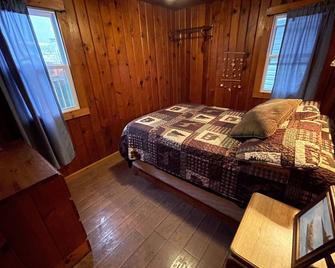 Two bedroom cabin right on the beach!! - Oscoda - Bedroom