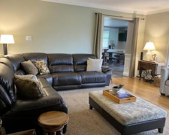 Escape to the countryside and relax! Many varied attractions nearby for all. - Pelham - Sala de estar