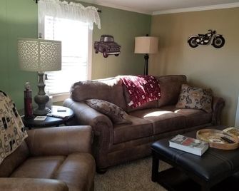 The Old Rock House!! - Holts Summit - Living room