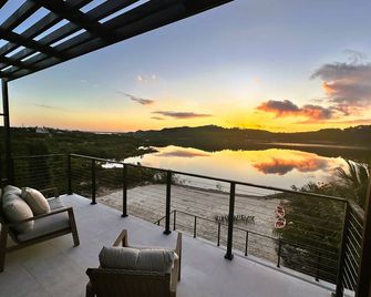 Márohu, 3BR Beach Oasis on Flamingo Lake - Venetian Road Settlement - Balcón