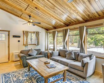 Graeagle Vacation Rental Cabin with Game Room! - Graeagle - Living room