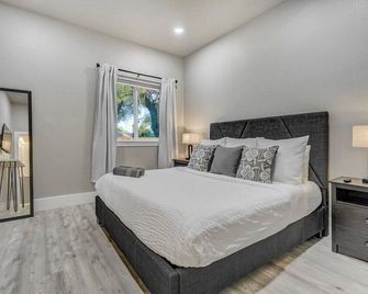 Baby Blue! Private Hot Tub, Elegant Kitchen/Baths! - Colorado Springs - Habitación