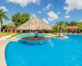 هوتل هاسيندا إن إيروبويرتو - ميريدا - حوض السباحة