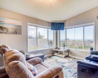 Quiet Neighborhood, Ocean View Home in Neskowin, Single-Level with King Suite an - Neskowin - Sala de estar