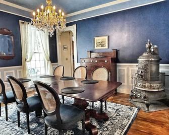 Basil Brook: Colonial-Chic House - near Jay Peak! - Montgomery Center - Dining room