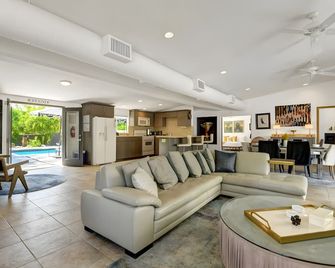 Modern Oasis w Pool Patio Lounge Mountain Views Palo Verde by AvantStay - Palm Springs - Stue