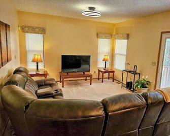 Spacious Cozy home w/King Master Ste - Reynoldsburg - Living room