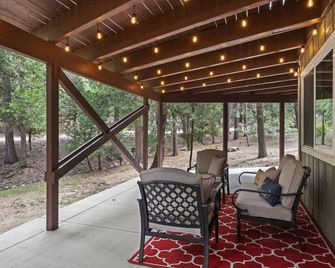 Come relax in our cozy cabin surrounded by trees! Quiet mountain getaway! - Lake Arrowhead - Patio