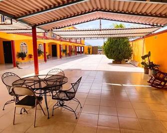 Hotel Posada Santa Elena - Parras de la Fuente - Patio