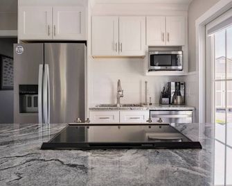 Charming 3-bedroom cottage in Bath steps away from the Pamlico River. - Bath - Cocina