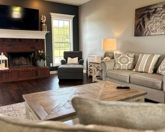 25 Miles to Nashville-Pool, Fire-pit, Arcade Game - Springfield - Sala de estar