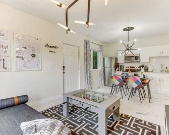 ArTease 3: Walk to Wynwood & Design District - Miami - Living room