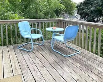 Entire 2 Bedroom Home near Beloit College - Beloit - Parveke