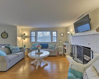 Pond Access & Private Dock: East Wareham Home - East Wareham - Living room