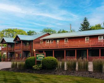 2 Bedroom Lodge Suite with Kitchen, Fireplace, and Jacuzzi Tub - Millersburg - Building
