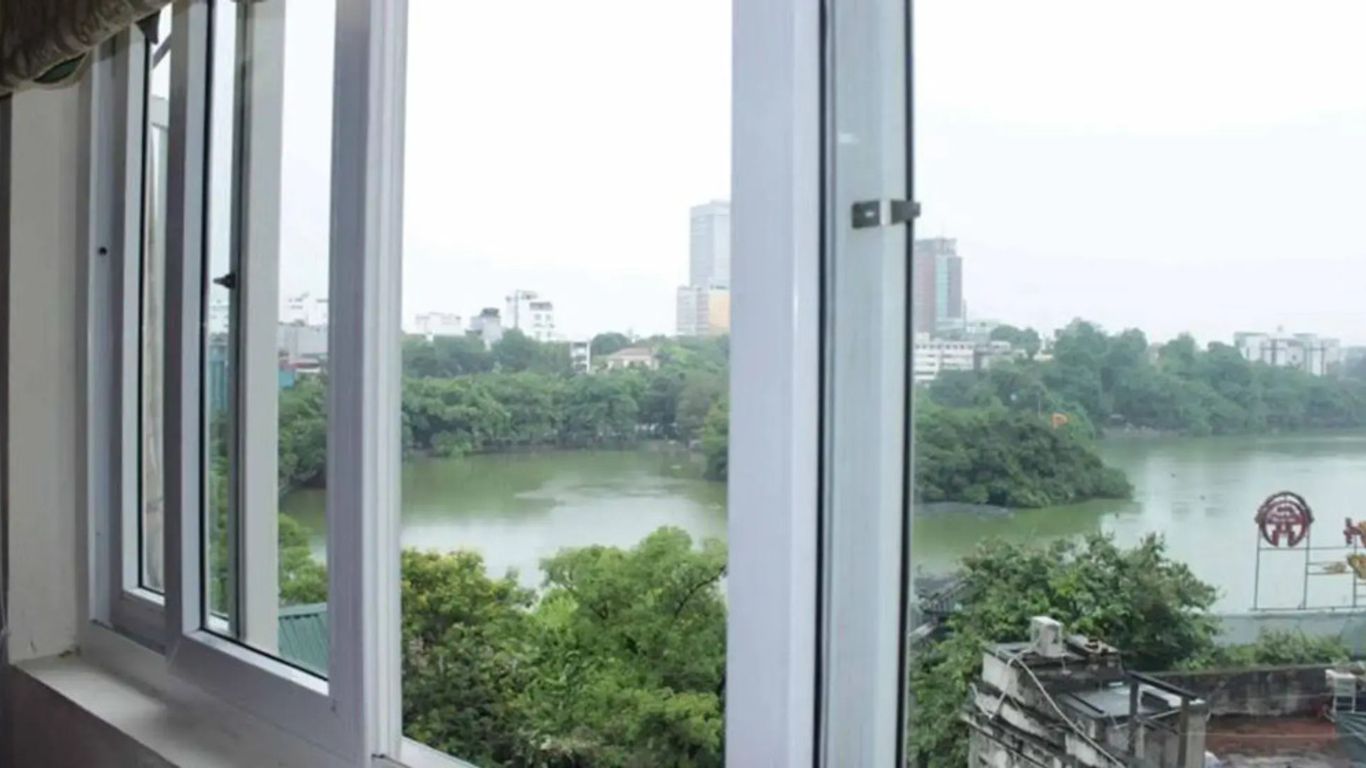 Holiday Lakeview Hotel