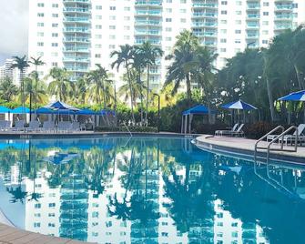Luxury Beach & City View Condo 5 min walk to beach - Sunny Isles Beach - Piscina