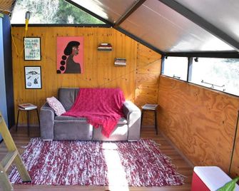 Araucaria Cabin: Design and Nature - Itajubá - Living room