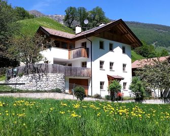 APP. 3 AUHAUS apartment with meadow and fountain for 2 persons max. 4 persons - Martell - Edificio