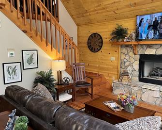 Peaceful Pines in Copperhill. Pets welcome! Easy paved access. Great location - Copperhill - Living room