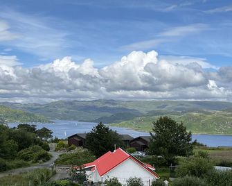 A spacious pet friendly holiday home that sleeps 8 guests. - Tighnabruaich - Beach