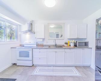 Sunset Serenity - Waterfront Cottage In Prince Edward County - Brighton - Cocina