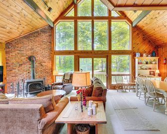 Family-Friendly Ludlow Cabin on Lake Pauline! - Ludlow - Living room