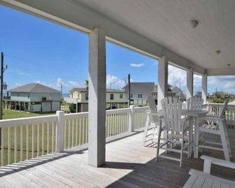 2nd row, Luxury, Ocean view, 360 porch- 4 bedrooms, 3 baths, and sleeps 21 - Crystal Beach - Balcone