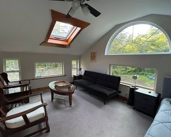 Forest Winter Cottage near Ski Resorts, Winter Sports & Mt Blue State Park - Wilton - Sala de estar