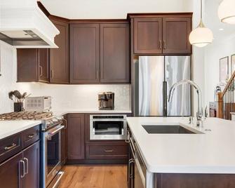 Luxe New Construction with River View, Pool Table - Savannah - Kitchen