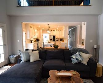 Private place to hide away. Endless fun w/pool & game room for multiple families - Fort Worth - Living room